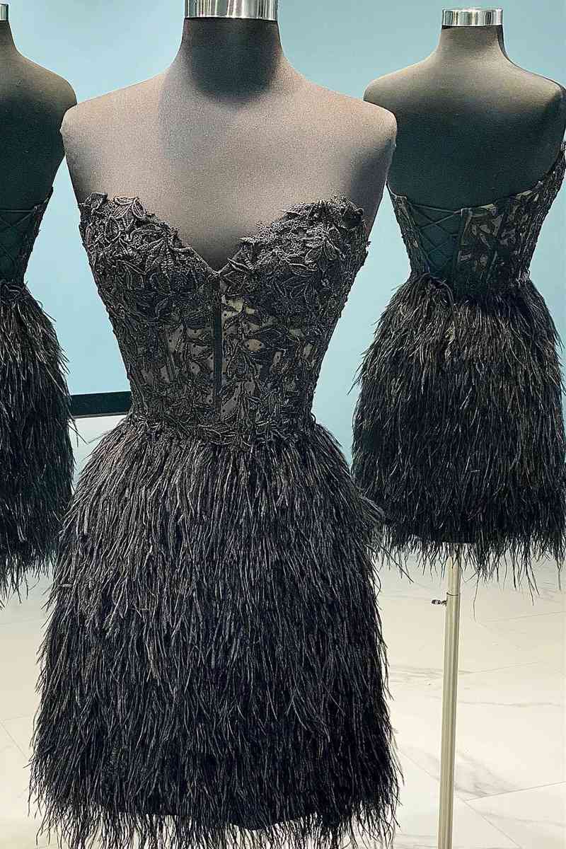 Amina | Vestido de fiesta con falda de plumas y encaje con escote en forma de corazón