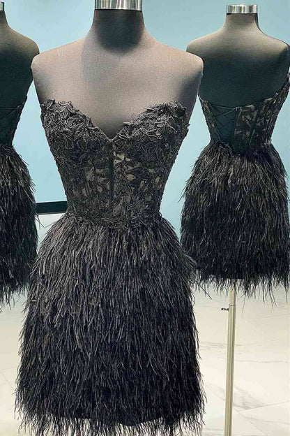 Amina | Vestido de fiesta con falda de plumas y encaje con escote en forma de corazón