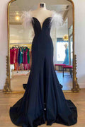 Sophia | Langes schwarzes Ballkleid mit hohem Schlitz und weißer Feder