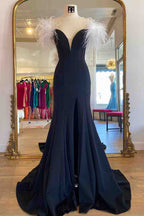 Sophia | Langes schwarzes Ballkleid mit hohem Schlitz und weißer Feder