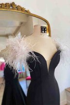 Sophia | Langes schwarzes Ballkleid mit hohem Schlitz und weißer Feder