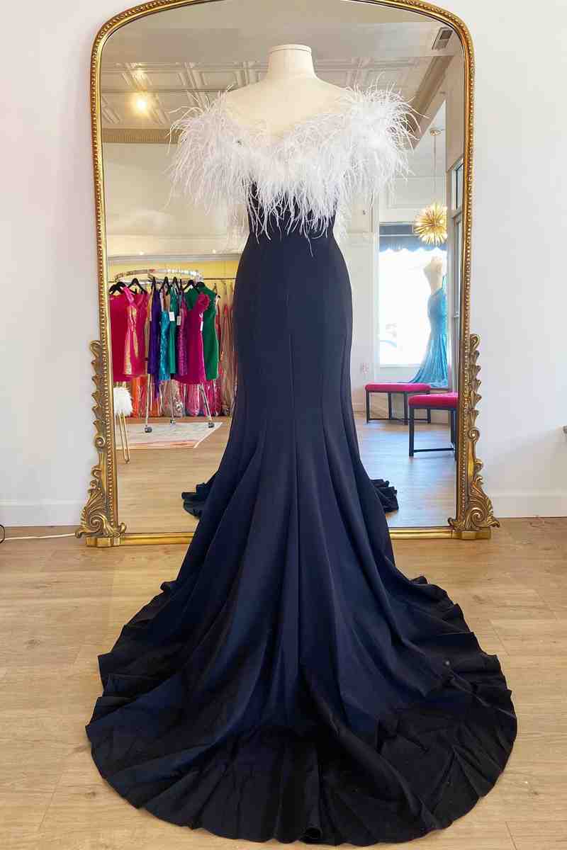 Sophia | Langes schwarzes Ballkleid mit hohem Schlitz und weißer Feder