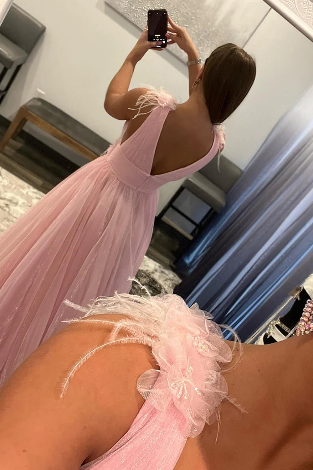 Rückenfreies, langes, formelles Kleid aus Tüll mit tiefem V-Ausschnitt und Federn in Rosa