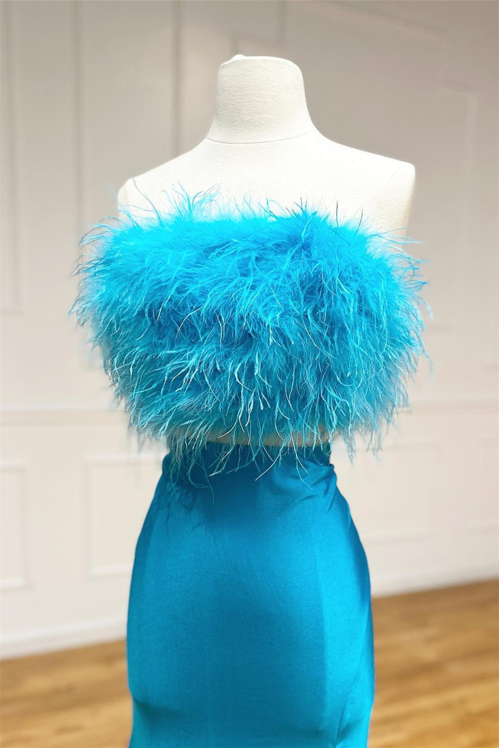 Vicki | Vestido de fiesta largo de satén sin tirantes, de dos piezas, con plumas y abertura, de Jade