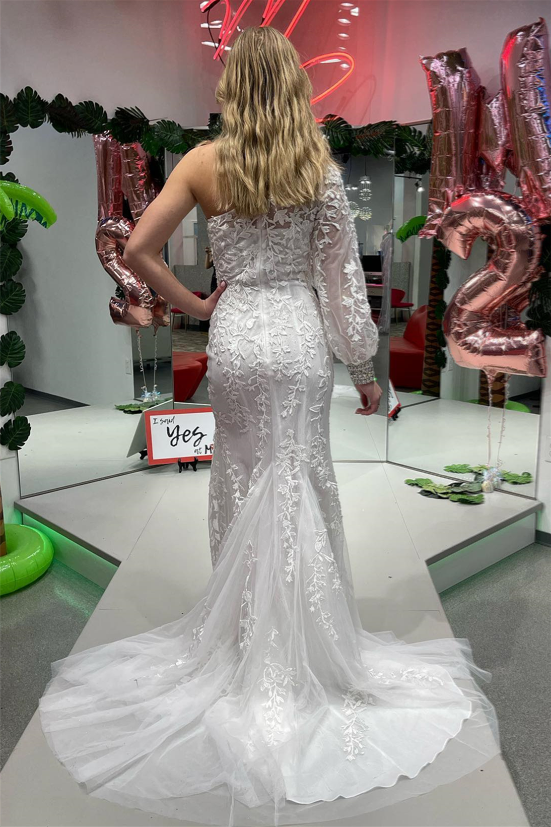 Katherine | Vestido de fiesta de encaje con manga larga y un hombro al descubierto