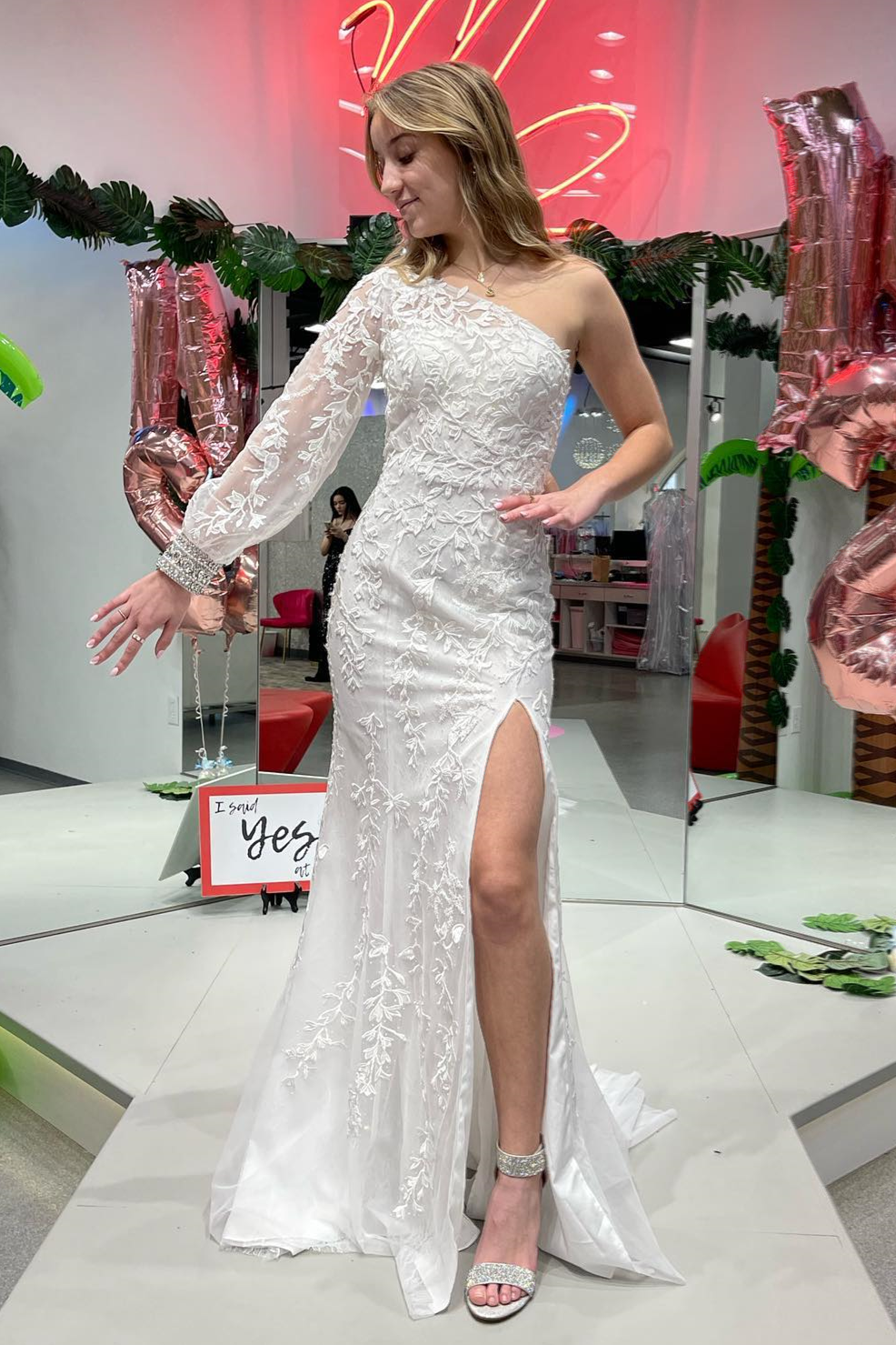 Katherine | Vestido de fiesta de encaje con manga larga y un hombro al descubierto