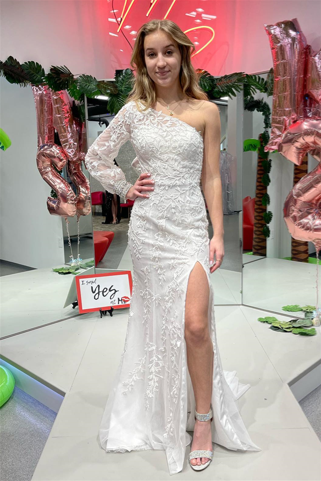 Katherine | Vestido de fiesta de encaje con manga larga y un hombro al descubierto