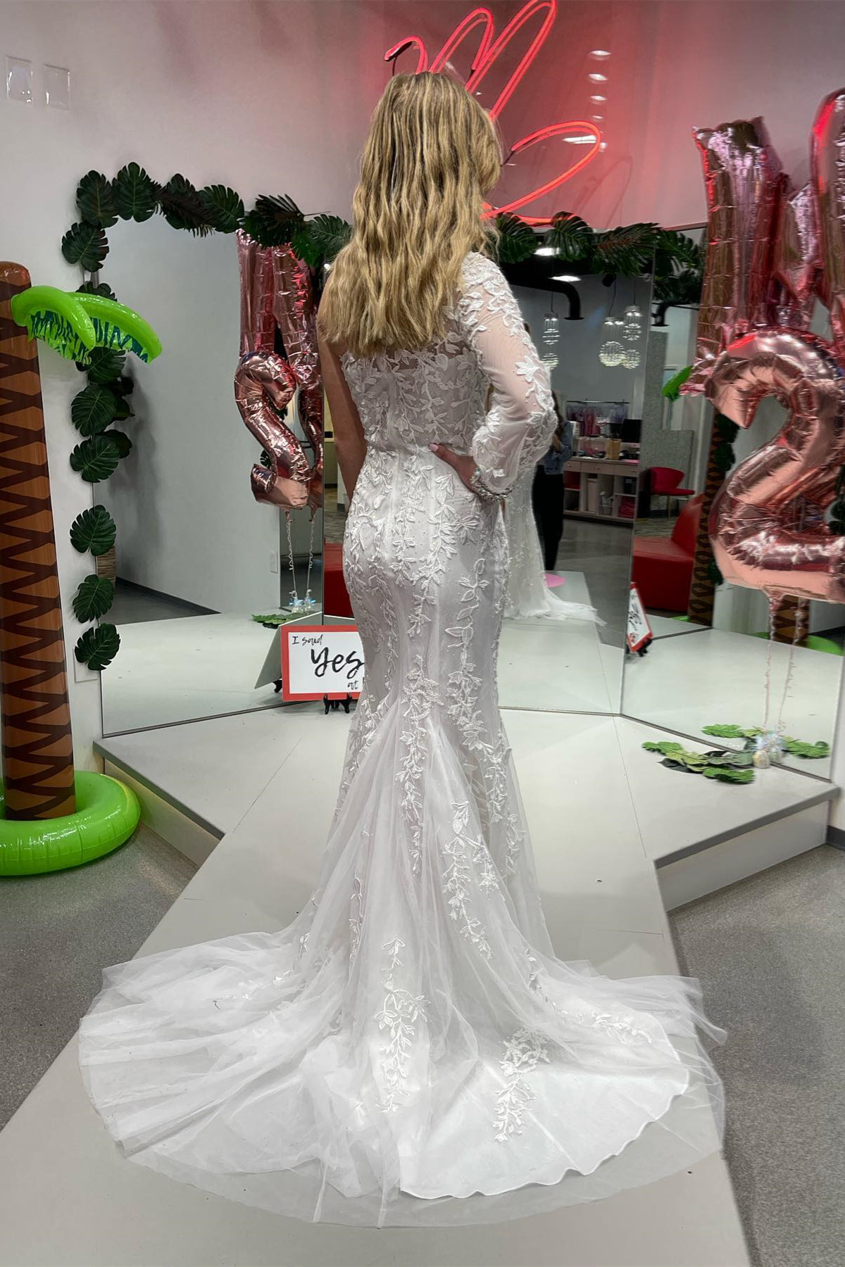 Katherine | Vestido de fiesta de encaje con manga larga y un hombro al descubierto