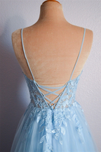 Cynthia | Vestido de fiesta largo de tul azul claro con escote en V y apliques de encaje