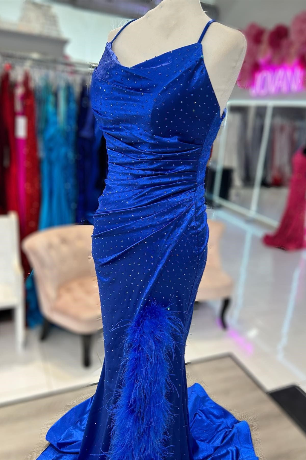 Vickie | Vestido de fiesta largo azul rey con escote vuelto, pedrería y abertura con plumas
