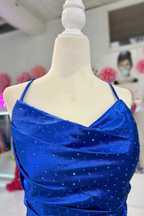 Vickie | Vestido de fiesta largo azul rey con escote vuelto, pedrería y abertura con plumas