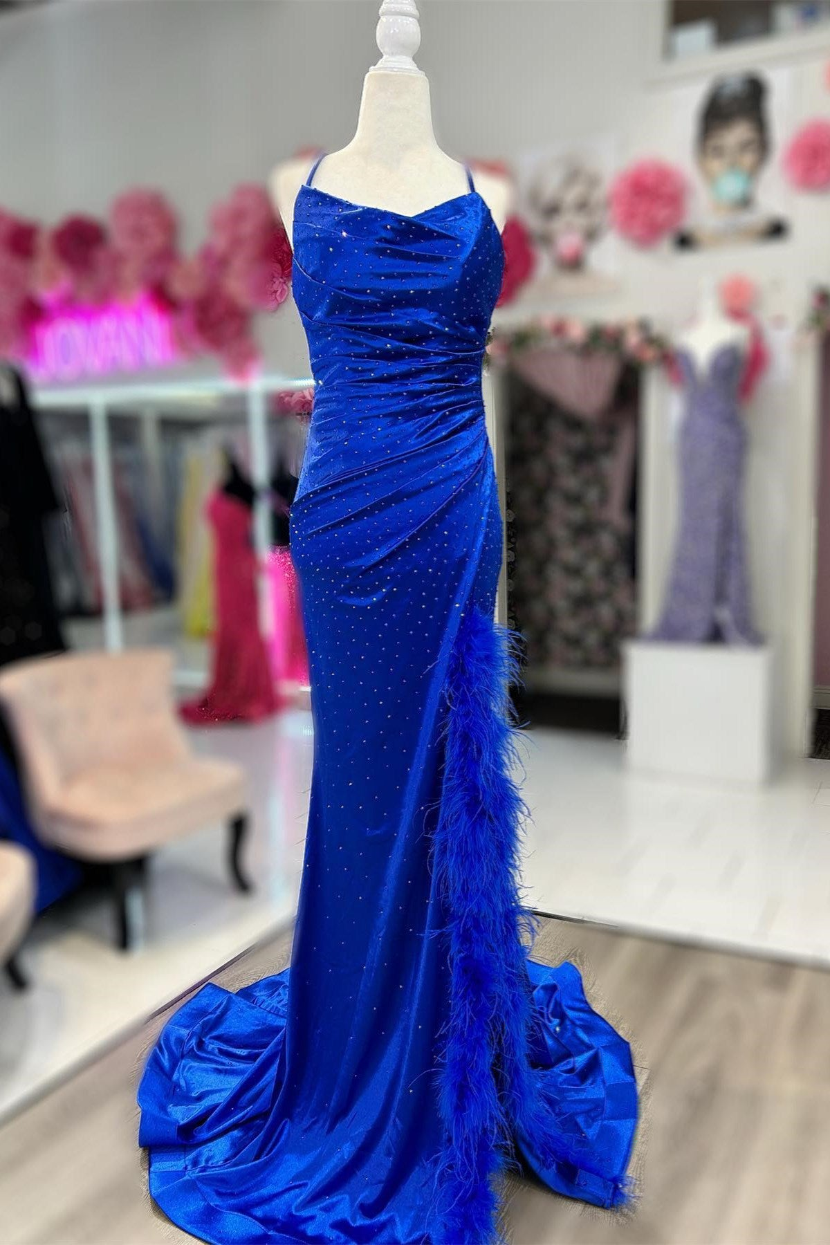Vickie | Vestido de fiesta largo azul rey con escote vuelto, pedrería y abertura con plumas