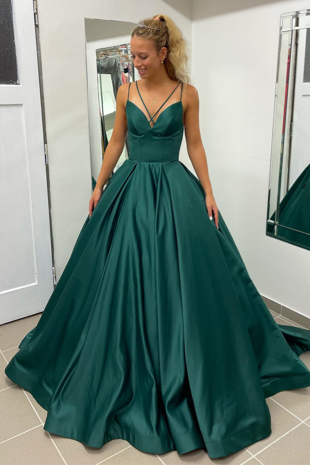 Nicole |A-Linien-Ballkleid aus Satin in Jägergrün mit V-Ausschnitt