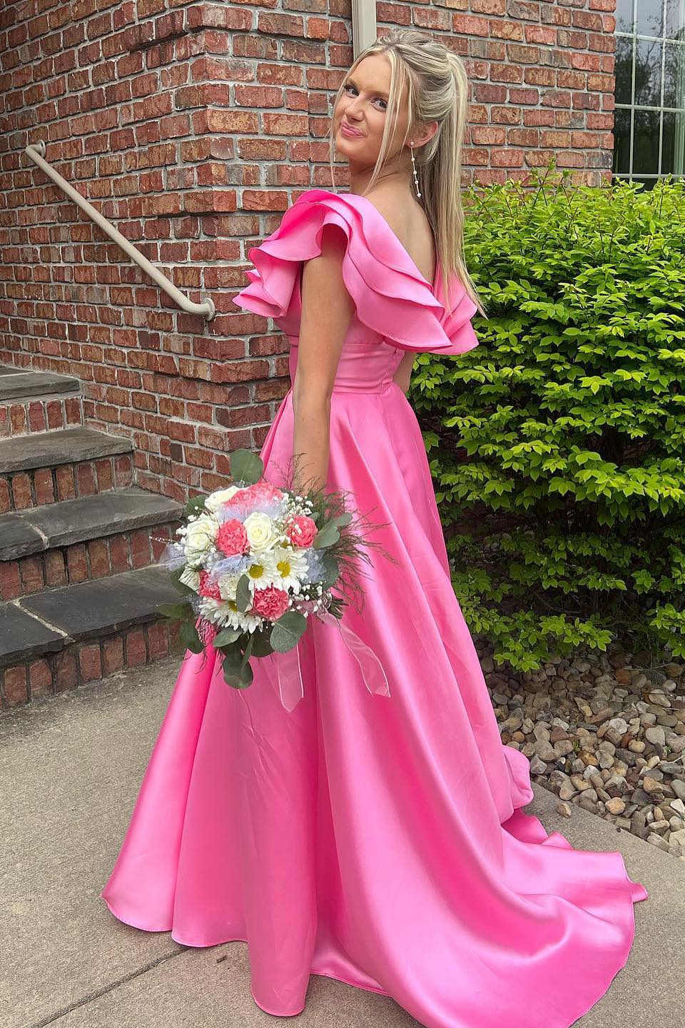 Betsy | Pinkes langes A-Linien-Ballkleid mit V-Ausschnitt und Rüschen