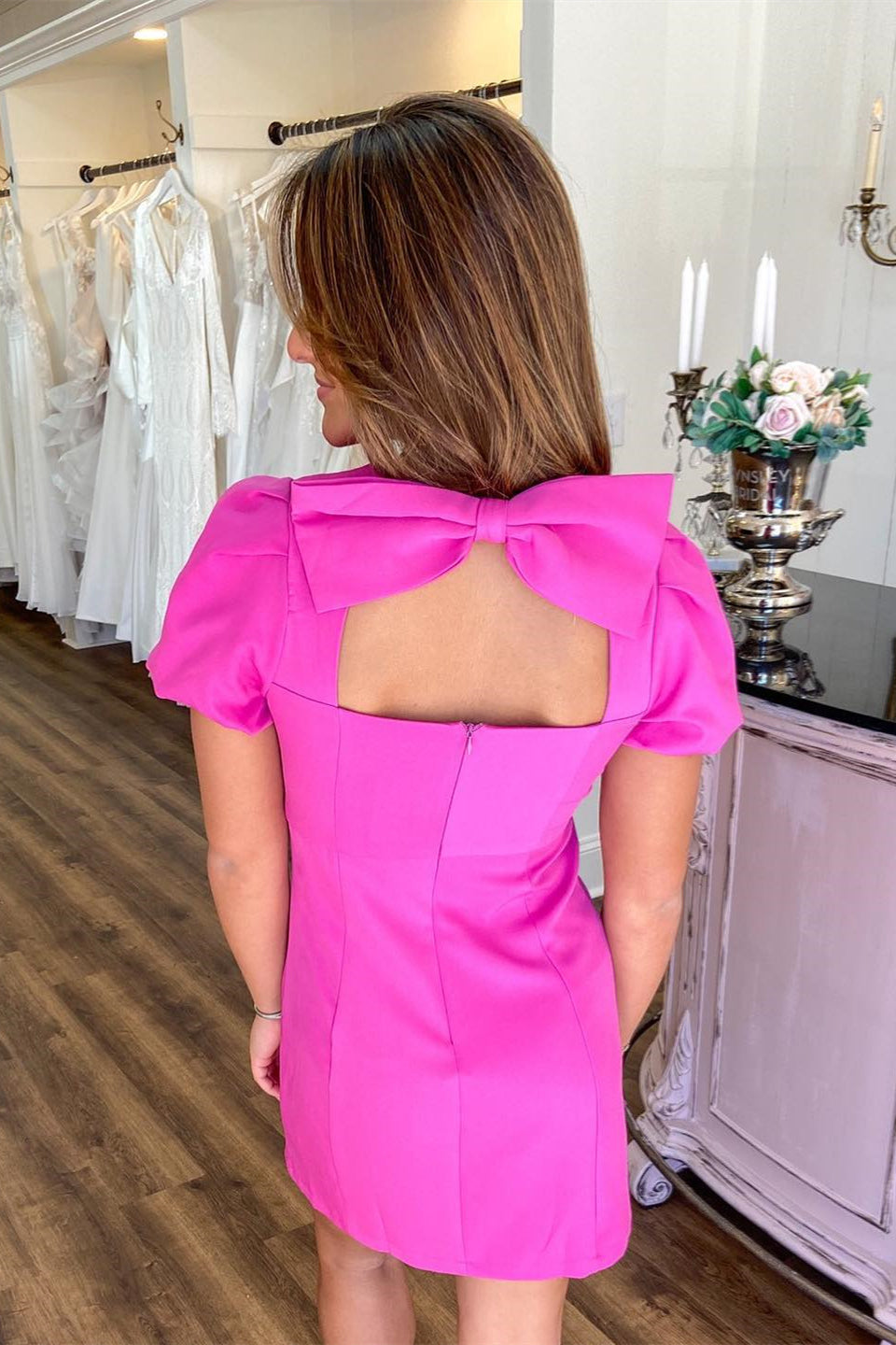 Carrie | Vestido de fiesta con mangas de satén rosa intenso y lazo