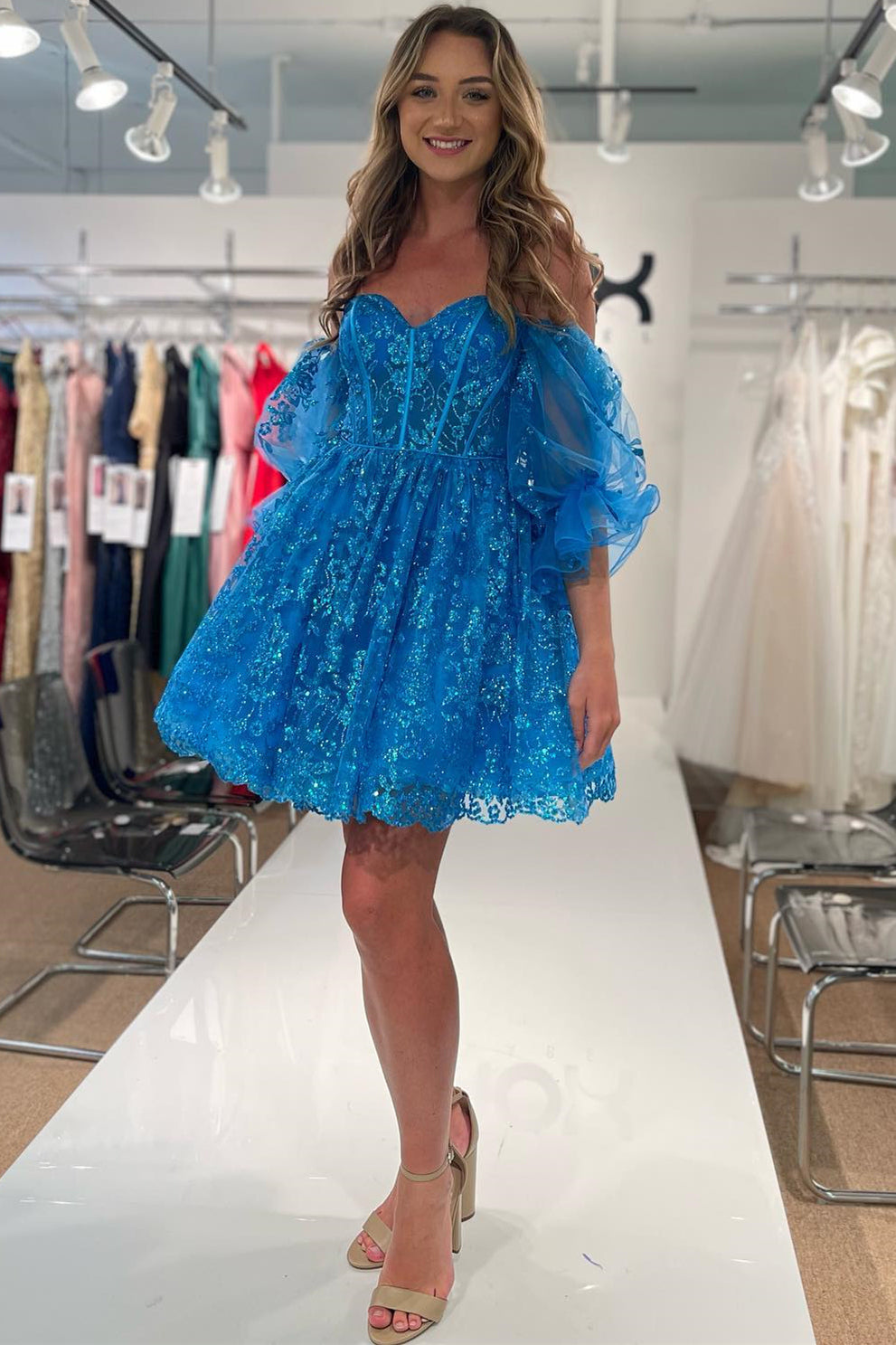 Veronique | A-Linien-Heimkehrkleid mit Herzausschnitt und Paillettenspitze
