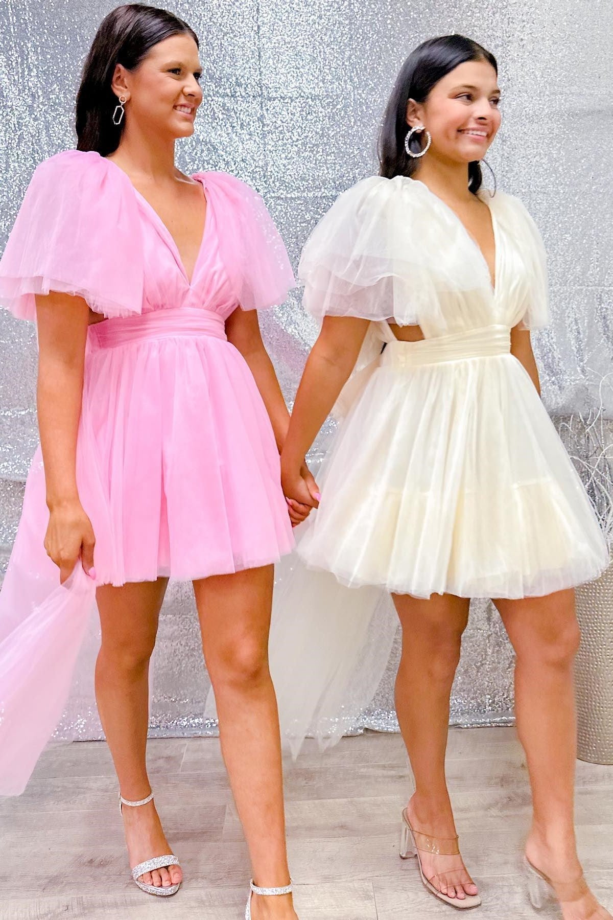 Henrietta | A-Linien-Heimkehrkleid aus Tüll mit tiefem V-Ausschnitt