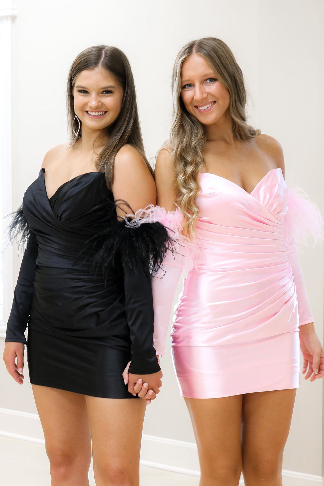 Rosalyn | Vestido de fiesta de satén sin tirantes y mangas largas