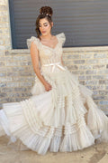 Whitney | Vestido de fiesta de tul con escote en V, apliques color marfil y mangas largas.