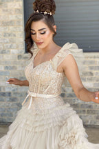 Whitney | Vestido de fiesta de tul con escote en V, apliques color marfil y mangas largas.