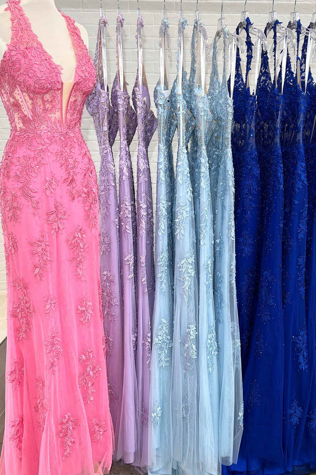 Alia | Vestido de fiesta de tul con encaje y cuello halter con apliques