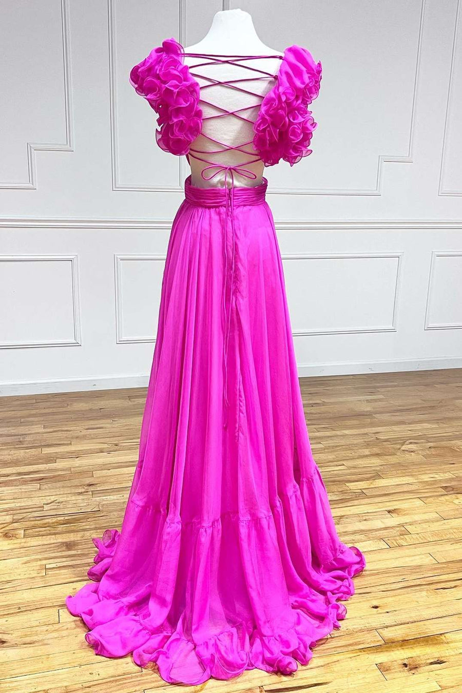 Aadhya | Langes Ballkleid in Fuchsia mit V-Ausschnitt, Rüschen und Plissee