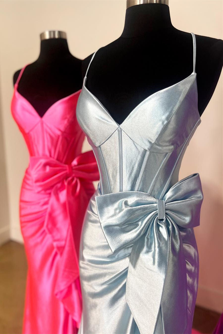 Jianna | Vestido de fiesta de satén estilo sirena con escote en V y tirantes y lazo