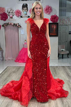 Lilianna | Langes Ballkleid mit V-Ausschnitt, roten Pailletten und Federn und Cape