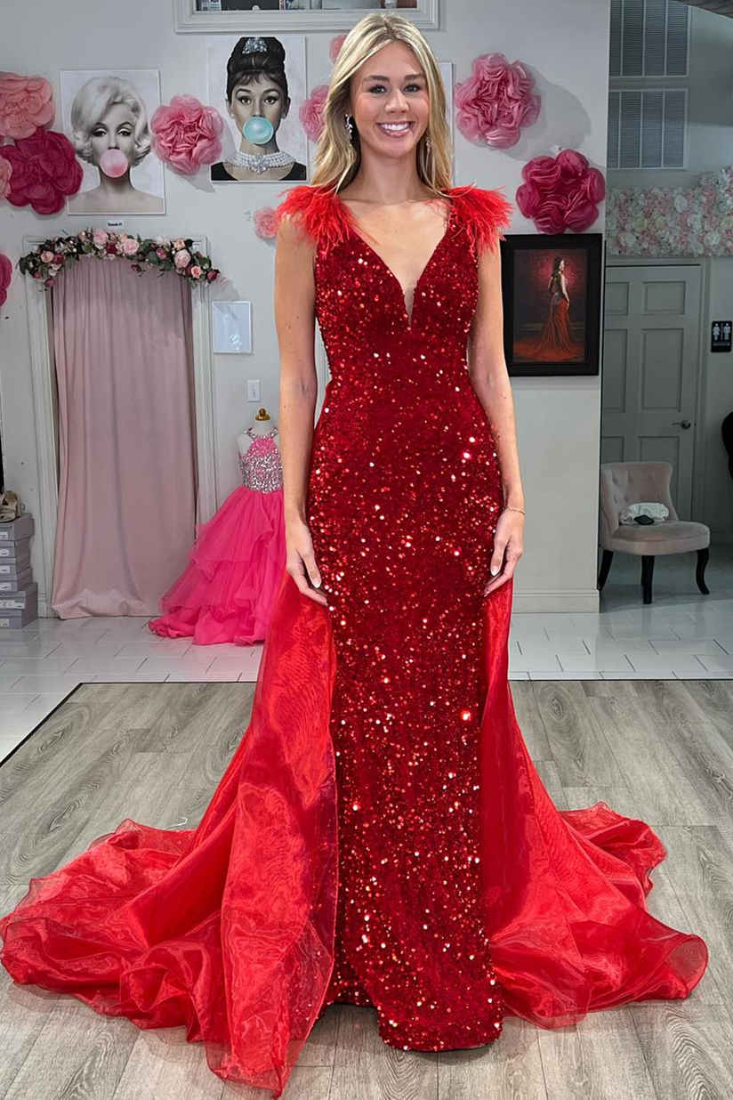 Lilianna | Langes Ballkleid mit V-Ausschnitt, roten Pailletten und Federn und Cape