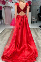 Lilianna | Langes Ballkleid mit V-Ausschnitt, roten Pailletten und Federn und Cape