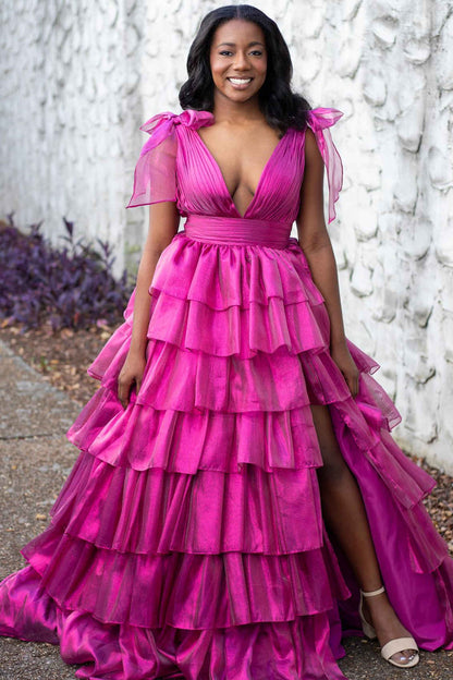 Agosto | Vestido de fiesta largo rosa con escote pronunciado, tirantes finos y capas
