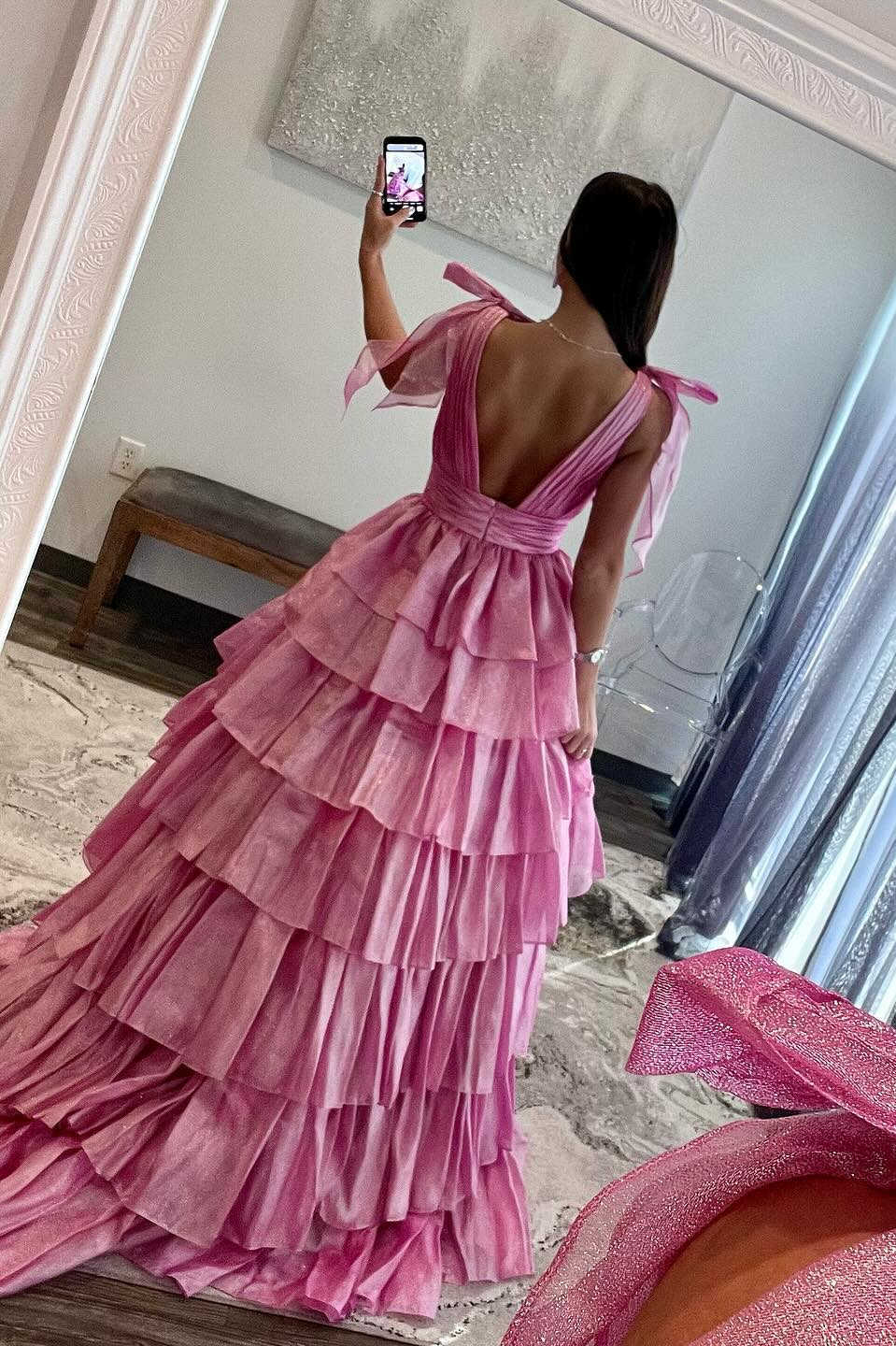 Agosto | Vestido de fiesta largo rosa con escote pronunciado, tirantes finos y capas