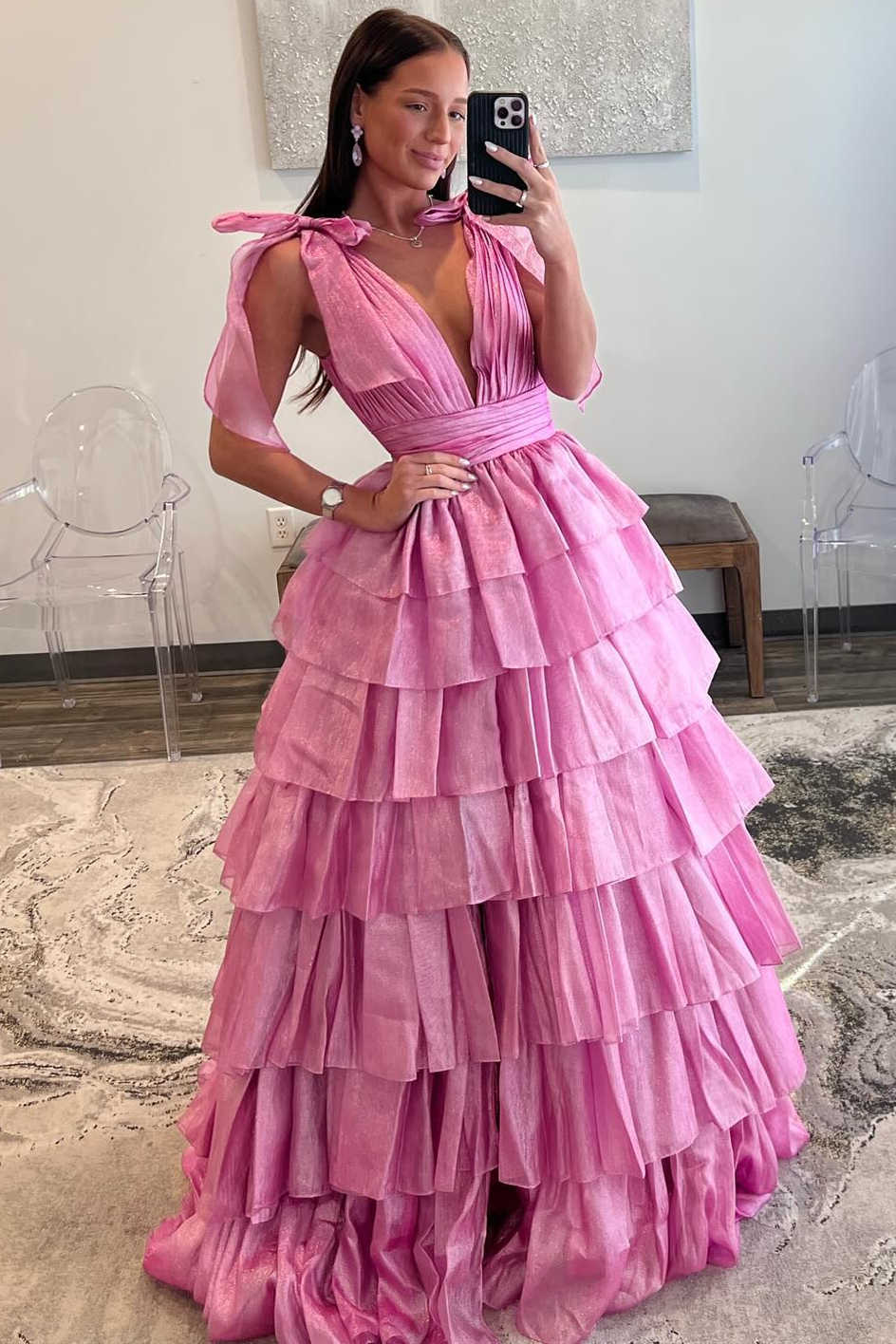 Agosto | Vestido de fiesta largo rosa con escote pronunciado, tirantes finos y capas