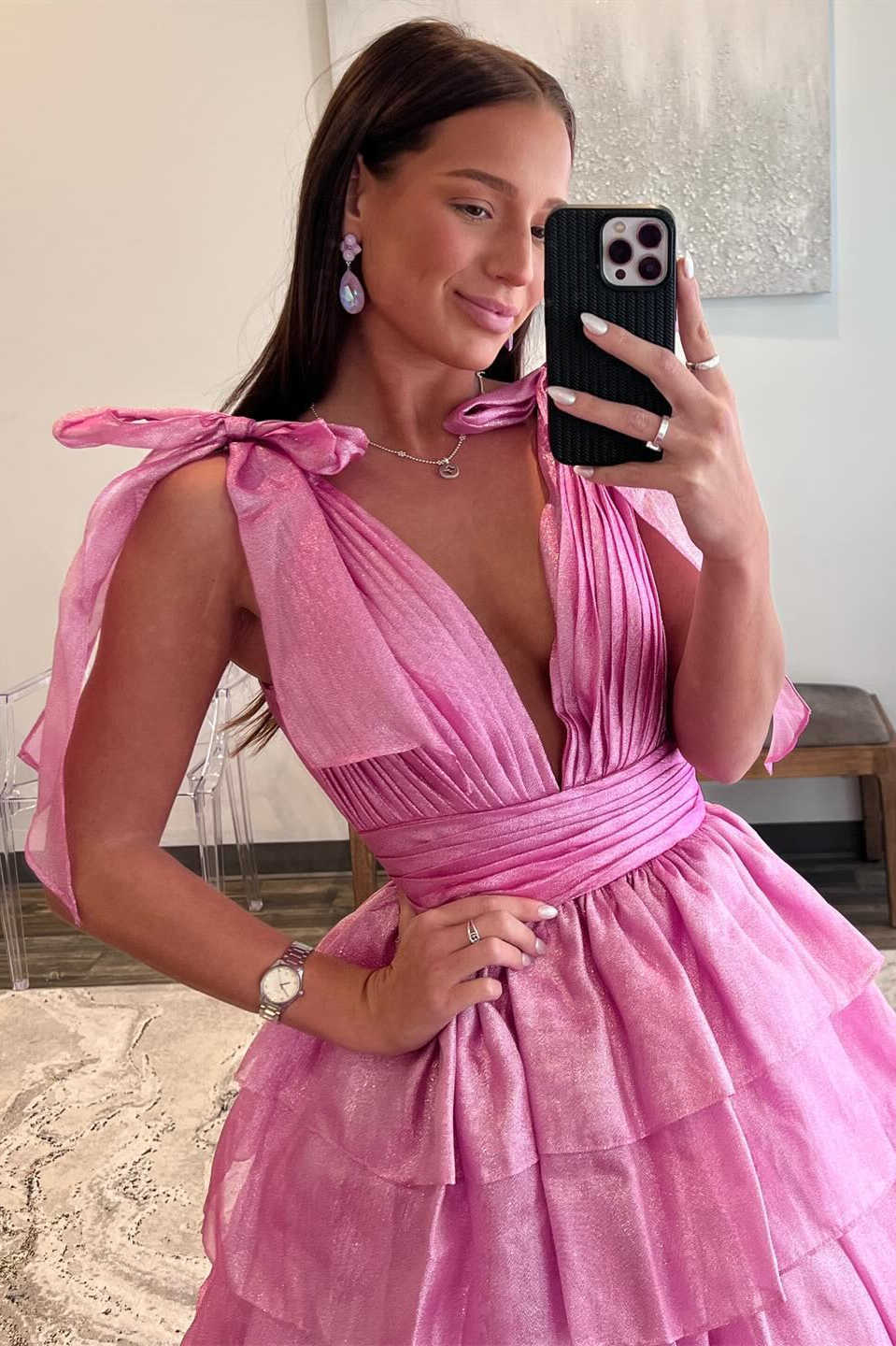 Agosto | Vestido de fiesta largo rosa con escote pronunciado, tirantes finos y capas
