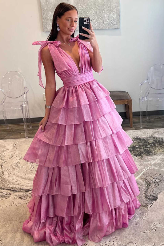 Agosto | Vestido de fiesta largo rosa con escote pronunciado, tirantes finos y capas