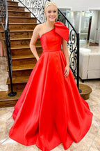 Aliya | Vestido de fiesta rojo de satén con un hombro al descubierto, lazo y bolsillos