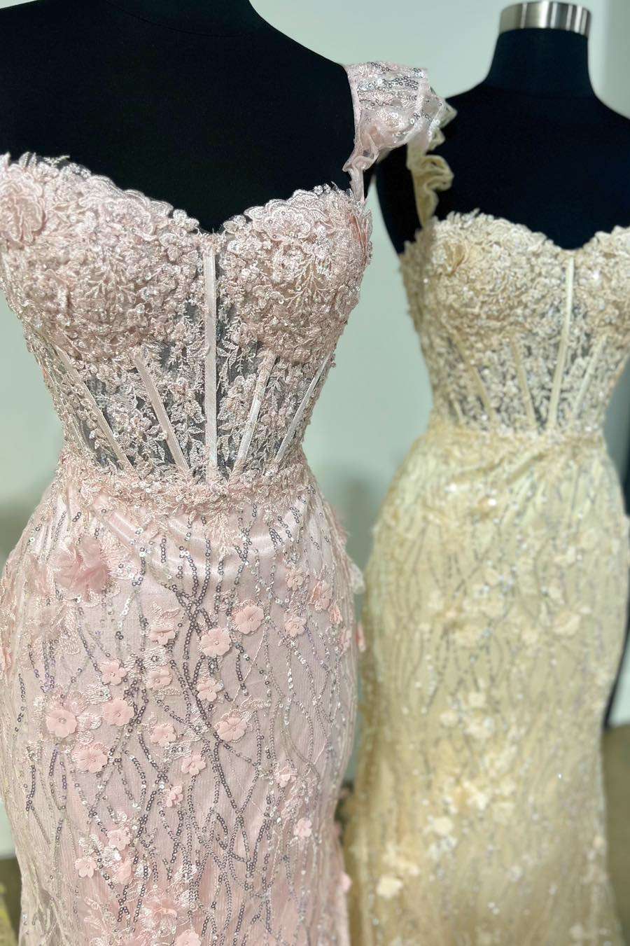Mckinley | Gelbes, langes Ballkleid im Meerjungfrauen-Stil mit Rüschenträgern und 3D-Blumen