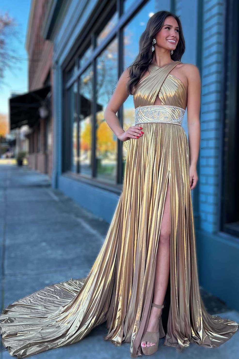 Macy | Vestido de fiesta largo metalizado con tirantes cruzados y plisado