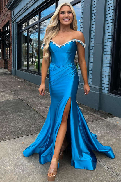 Bellamy | Meerjungfrau-Ballkleid aus rotem Satin mit V-Ausschnitt, Schlitz und Perlenbesatz