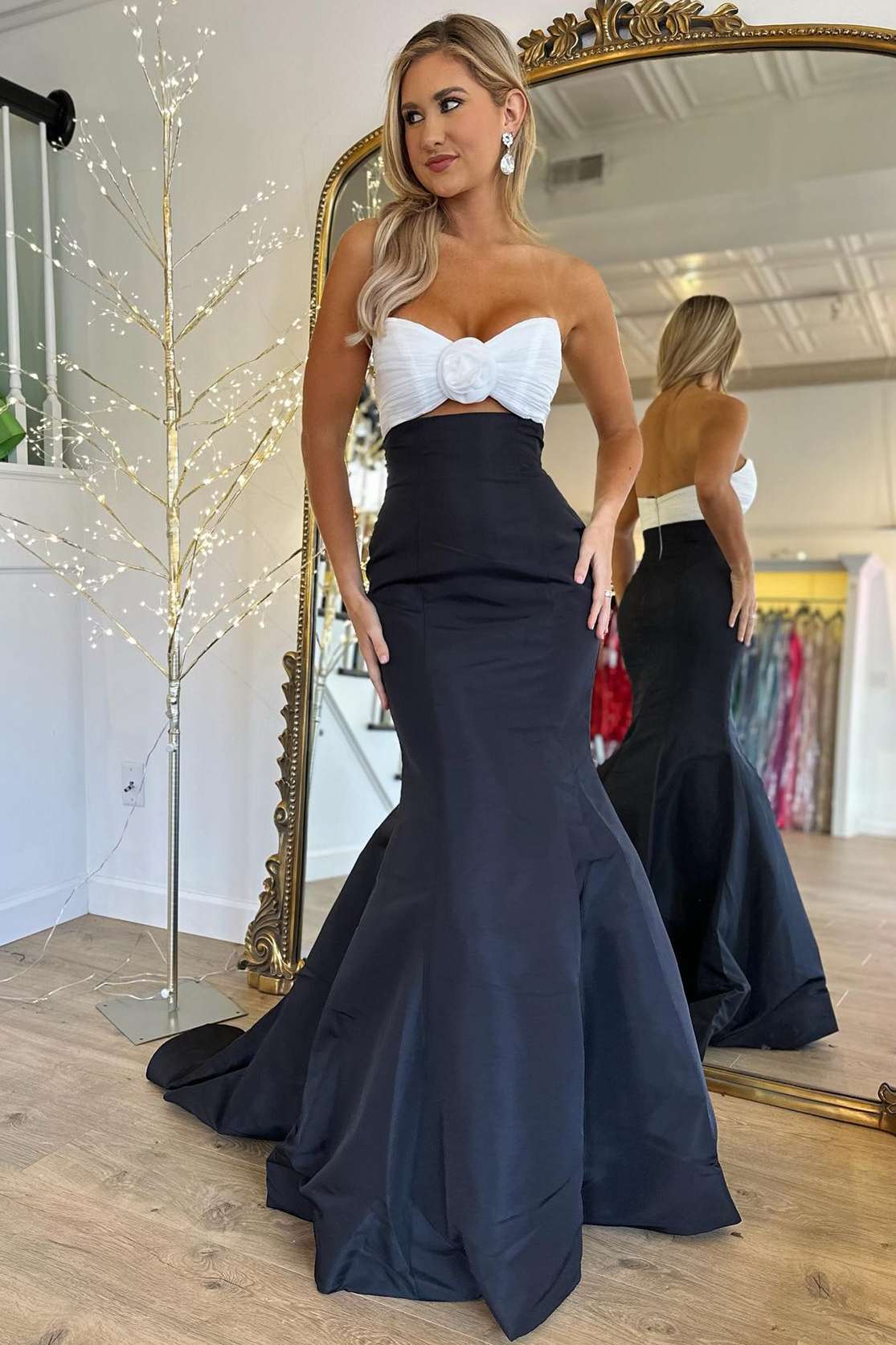 Julie | Trägerloses, weiß-schwarzes, gerüschtes Meerjungfrauen-Ballkleid