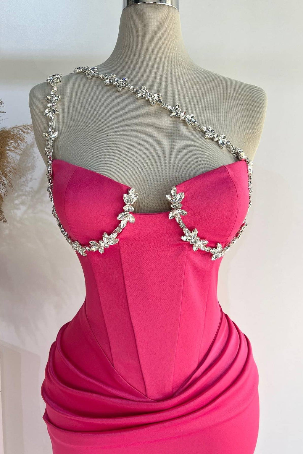 Raina | Vestidos de fiesta largos plisados ​​con un solo hombro y pedrería en rosa intenso
