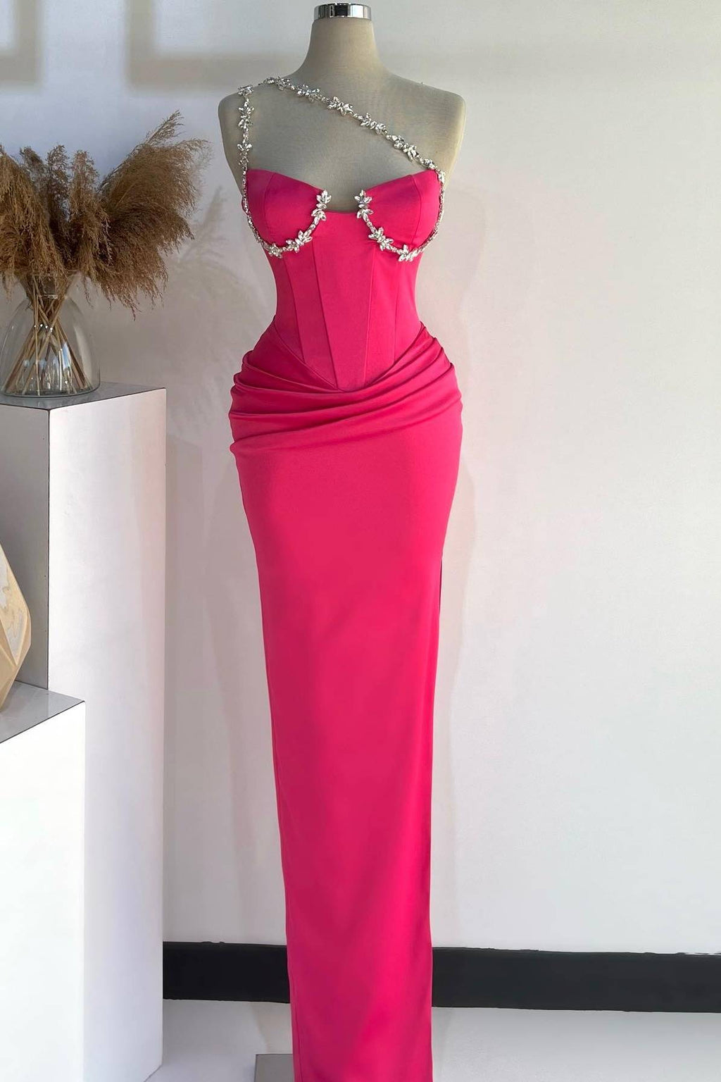 Raina | Vestidos de fiesta largos plisados ​​con un solo hombro y pedrería en rosa intenso