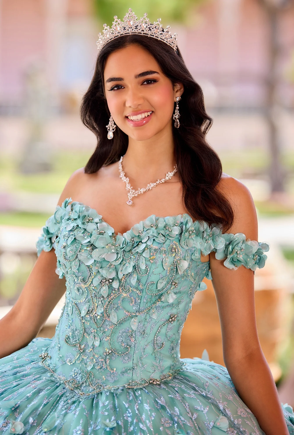 Vestido de quinceañera con escote corazón, hombros descubiertos, color verde esmeralda, con flores y cuentas hechas a mano, Y293