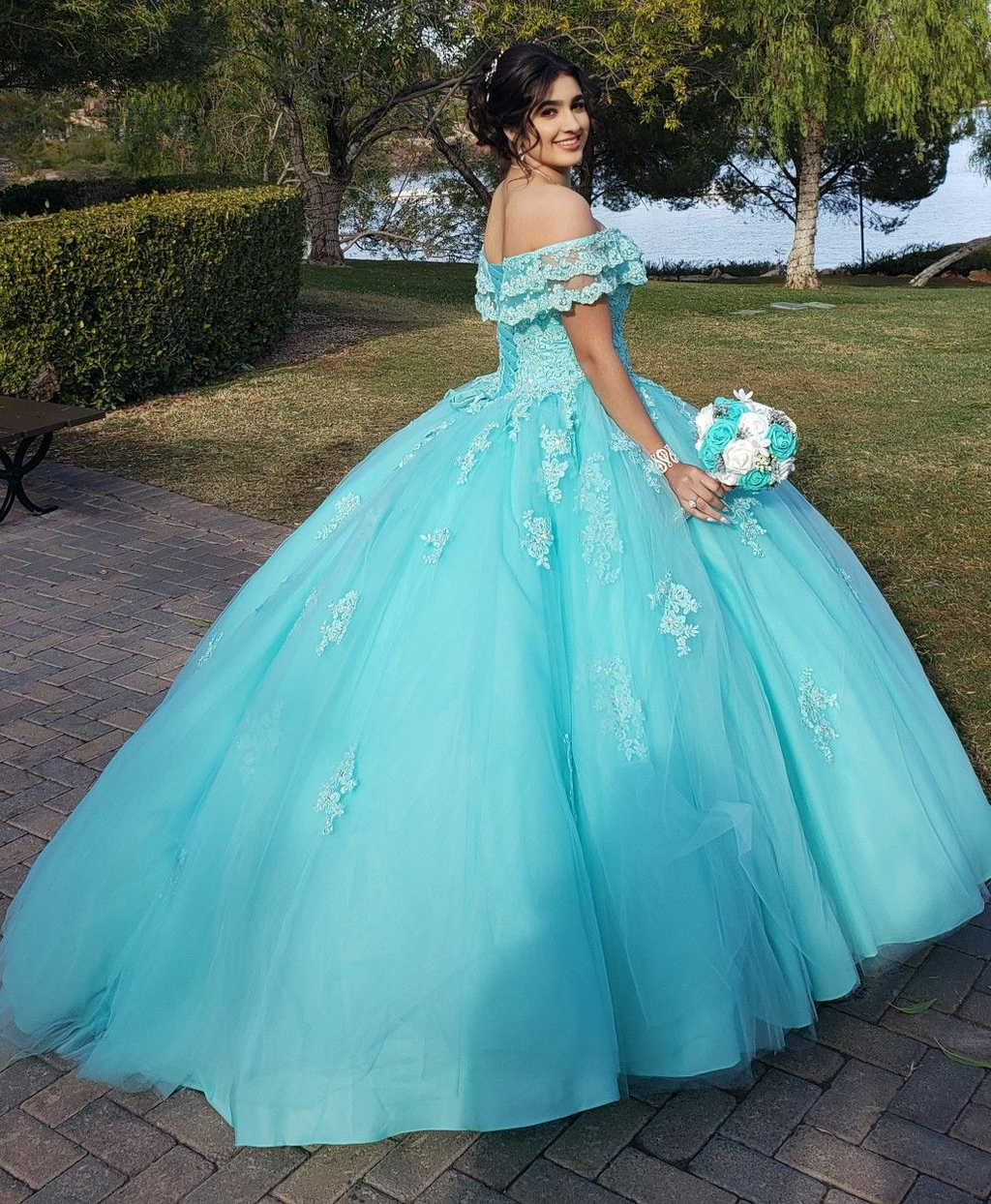 Vestido de princesa de tul con encaje y hombros descubiertos Y3087