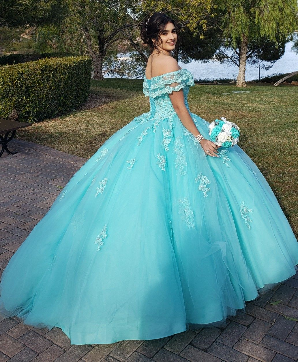 Vestido de princesa de tul con encaje y hombros descubiertos Y3087