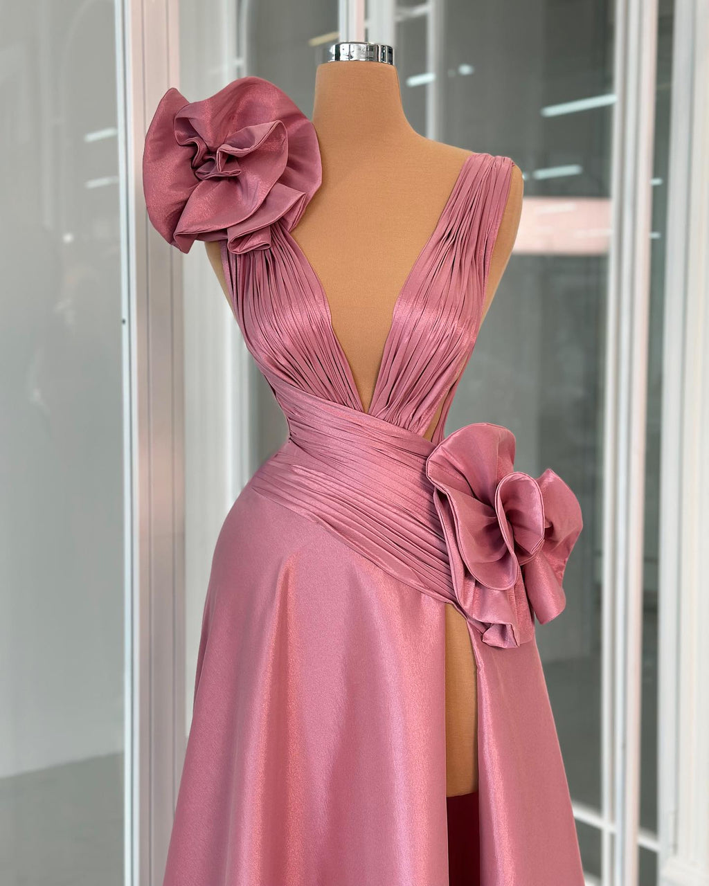 Fabuloso vestido de fiesta de satén con abertura, escote en V, sin mangas y volantes