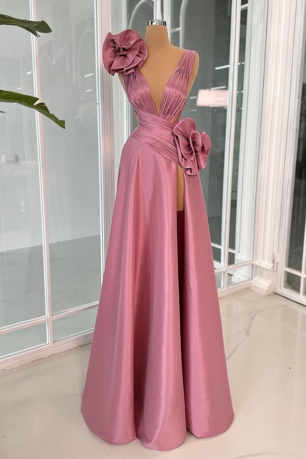 Fabuloso vestido de fiesta de satén con abertura, escote en V, sin mangas y volantes