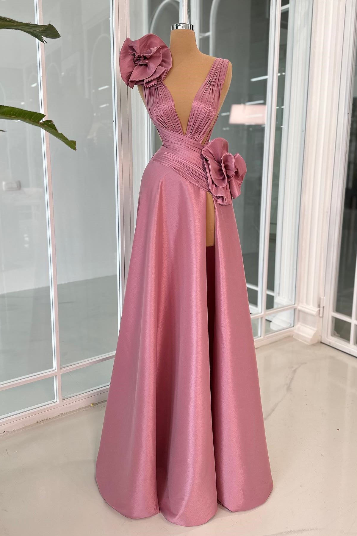 Fabelhaftes A-Linien-Ballkleid mit V-Ausschnitt, ärmellos, Rüschen, Satin und Schlitz