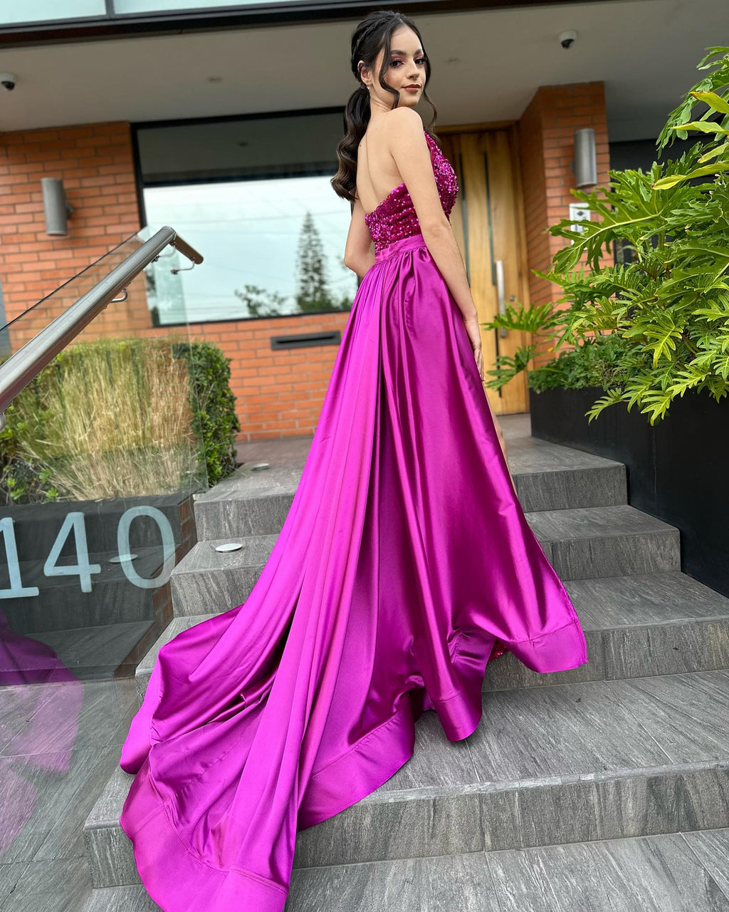 Fabuloso vestido de fiesta rosa sin tirantes, sin mangas y de satén con abertura y lentejuelas