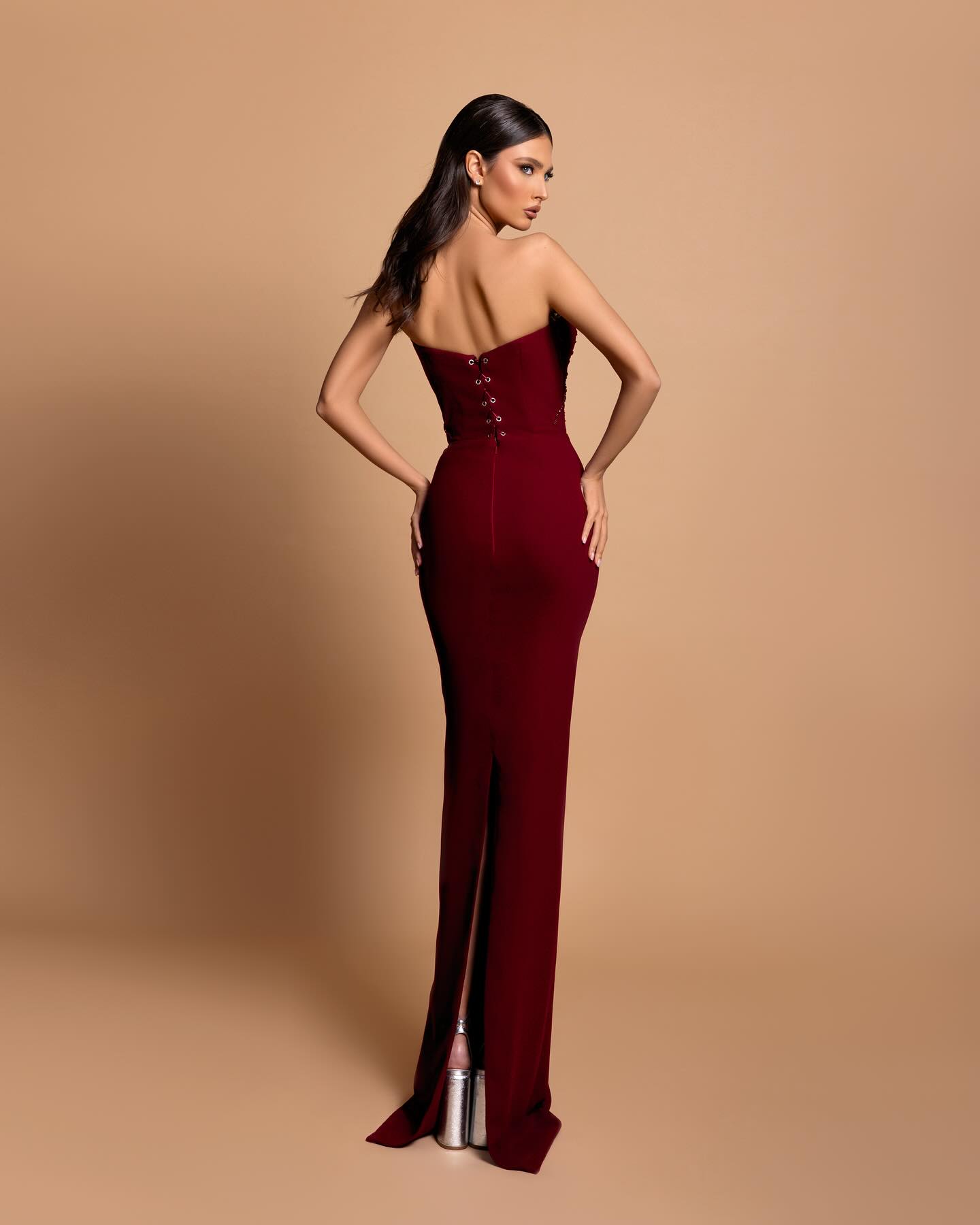 Fabelhaftes säulenförmiges, trägerloses, ärmelloses Satin-Ballkleid in Burgunderrot
